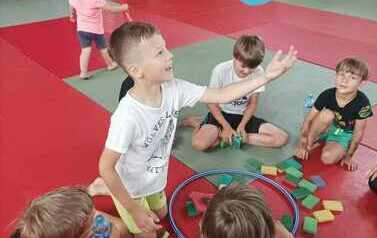 Dzieci podczas zabawy  z balonem na materacach
