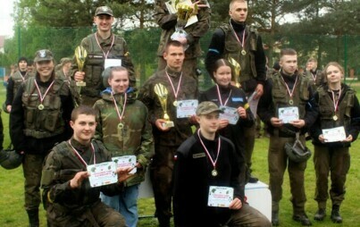 Zdjęcie do Puchar Turnieju Klas Mundurowych dla LO w Puszczy Mariańskiej