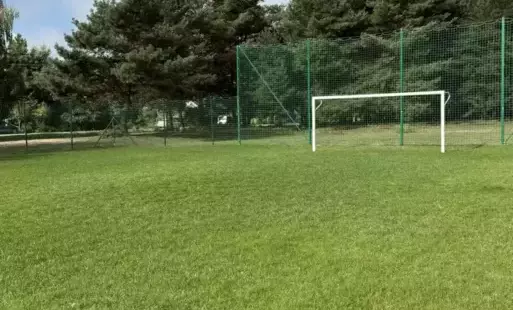 boisko z bramką piłkarską